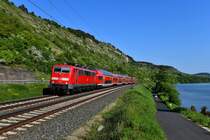 Die Umstellung der Regional-Expresse im Maintal auf die Baureihe 445 ist bereits weit fortgeschritten. Umso erfreulicher war es am 04. Mai 2018, hier noch einmal eine Lok der Baureihe 111 im Einsatz zu erleben. Die Nürnberger 111 106 brachte den RE 4626 nach Frankfurt am Main HBF und konnte bei Gambach mit Blick auf den Main dokumentiert werden. Das Wettrennen mit dem Radler gewann der Zug problemlos, aufgrund der warmen Temperaturen hatte der Lokführer sich der  manuellen Klimaanlage  in Form einer offenen Führerstandstür bedient - ein Detail, welches man bei modernen Fahrzeugen naturgemäß nicht mehr beobachten wird. 