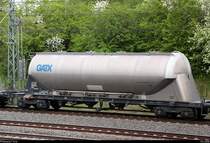 Blick auf einen Staubgutwagen der Gattung  Uacns  (37 80 9327 693-9 D-GATXD) der GATX, der in einem Silozug mit 270 ??? der ITL Eisenbahngesellschaft mbH eingereiht ist und in Halle-Ammendorf nahe der Europachaussee auf der Bahnstrecke Halle–Bebra (KBS 580) Richtung Großkorbetha fährt. [22.4.2018 | 19:33 Uhr]