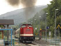 Abgasfahne fast wieder weg schöne Ausfahrt aus dem Bahnhof Olbernhau am 6.7.2018 zuglok ist 112 565