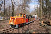 Am Osterwochenende wurden auf der Parkeisenbahn  Peißnitzexpress  Halle (Saale) Osterfahrten angeboten. Saisonstart war jedoch erst am 1. Mai.
399 611-3 verlässt auf ihrer Rundfahrt den Bahnhof Schwanenbrücke. [1.4.2018 | 14:38 Uhr]