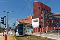 So schn ist Luxemburg im Sommer - Noch ist das Gebude der neuen Nationalbibliothek in Luxembourg-Kirchberg eine Baustelle, nach der Fertigstellung drfte es fr die Straenbahnfotografie ein interessantes Hintergrundmotiv werden. 

Am 06.07.2018 hat ein LUXTRAM S.A. CAF Urbos die Haltestelle Nationalbibliothik verlassen und fhrt in Richtung vorlufige Endhaltestelle Luxexpo. (Jeanny)
