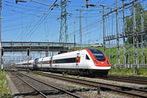 RABDe 500 001  Jean Piaget  durchfährt den Bahnhof Muttenz. Die Aufnahme stammt vom 20.06.2018.