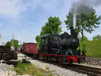 Lok 12 der Härtsfeld-Museumsbahn am Bahnsteig in Neresheim am 14.5.2015