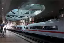 Unter dem schwebenden Loch -

Velaro D im Flughafenbahnhof von Frankfurt am Main.

08.04.2018 (M)