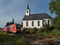 Unmittelbar nach der Abfahrt im Bahnhof passiert 612 020 als RE 3992 von Lindau nach Ulm die Kirche von Oberstaufen (07.09.2014).