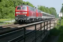 Kurz vor Durchfahrt durch den Bahnhof von Hergatz befinden sich 218 403-4 und eine unerkannt gebliebene 218er mit den Wagen des EC 194 von M�nchen nach Z�rich auf der Fahrt nach Lindau (06.05.2018).