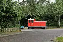 Seitliche Ansicht der 399 105-6 der Wangerooger Inselbahn von der Carstensstraße aus (25.06.2018)