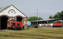 399 105-6 am 27.06.2018 vor dem Lokschuppen der Wangerooger Inselbahn, im Hintergrund eine der beiden Schoema-Loks
