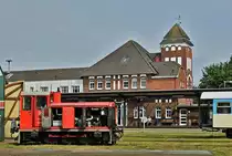 Am 25.06.2018 wurden an der 399 105-6 Wartungsarbeiten vorgenommen, im Hintergrund der Ortsbahnhof Wangerooge. Das Foto wurde von der Ladestraße aufgenommen.