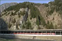 Geschützt -

... vor Steinrutschungen und Lawinen: Ein Zug der Matterhorn-Gotthard-Bahn auf der Schöllenenbahn in einem Galerieabschnitt bei Andermatt.

10.05.2008 (M)