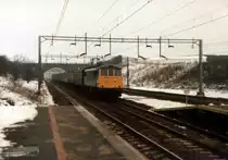 Class 86 no 86316 heads through Milton Keynes with a parcels train, 14/02/1986.

Br.86 nr. 86 316 fahrt Sud durch Milton Keynes mit einem Pakete und Zeitung zug, am 14.02.1986.
