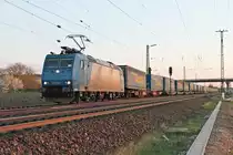 Ausfahrt im letzten Tageslicht vom 28.03.2017 von ATLU/XRAIL 185 526-1 mit einem  LKW Walter -KLV nach Belgien, den sie bis Aachen West bespannt, aus dem Überholgleis von Müllheim (Baden) in Richutng Norden.