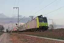 Am Abend des 28.03.2017 fuhr Re 485 017-8 mit einer RoLa (Freiburg (Brsg) Rbf - Novara Boschetto) nördlich von Müllheim (Baden) über die KBS 703 durchs Markgräflerland in Richtung Basel.