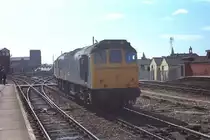 25325 + 25279 run round at Shrewsbury, with the 0730 Euston-Aberystwyth, 28/07/1984.
25325 + 25279 herumlaufen auf Bf. Shrewsbury, mit der 0730 Euston-Aberystwyth Fernzug, 28.07.1984.
