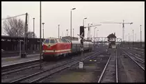 219183 steht hier am 10.4.1994 um 15.58 Uhr mit einem Leerzug am Bahnsteig im Bahnhof Oebisfelde.