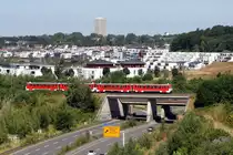 VT 2.35 und 2.37 der Ascherslebener Verkehrsgesellschaft mbH als Pendelzug zwischen den Stationen Holzwickede und Schwerte im Auftrag des ZRL bei Dortmund-Hörde mit dem Phoenix-See im Hintergrund am 08.07.2018.