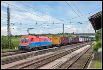 1116 009 fährt am 5.07.2018 mit einem Güterzug durch den Bahnhof Kirchstetten.