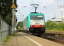 Die Cobra 2838 kommt die Kohlscheider-Rampe hoch aus Richtung Mönchengladbach,Herzogenrath mit einem schweren Holzzug aus dem Ruhrgebiet nach Belgien und fährt durch Kohlscheid in Richtung Richterich,Laurensberg,Aachen-West. 
Aufgenommen vom Bahnsteig 2 in Kohlscheid.
Bei Sommerwetter am Nachmittag vom 5.7.2018. 