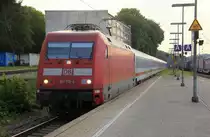 101 115-4 DB  kommt mit einem IC 2223 aus Berlin nach Aachen-Hbf und kommt aus Richtung Rheydt,Wickrath,Beckrath,Herrath,Erkelenz,Baal,Hückelhoven-Baal,Brachelen,,Lindern,Süggerath,Geilenkirchen,Frelenberg,Zweibrüggen,Übach-Palenberg,Rimburg,Finkenrath,Hofstadt,Herzogenrath,Kohlscheid,Richterich,Laurensberg und fährt durch Aachen-West in Richtung Aachen-Schanz,Aachen-Hbf.
Aufgenommen vom Bahnsteig in Aachen-West. 
Bei Sommmwetter am Abend vom 6.7.2018.