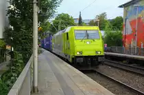 119 004-9 on Alpha-Trains kommt aus Richtung Köln,Aachen-Hbf und fährt durch Aachen-Schanz  mit einem Containerzug aus Milano-Smistamento(I) nach Zeebrugge-Ramskapelle(B) in Richtung Aachen-West.
Aufgenommen vom Bahnsteig von Aachen-Schanz. 
Bei Sommmwetter am Abend vom 6.7.2018.