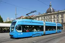 Kroatien / Stra�enbahn Zagreb / Tramvaj Zagreb / Zagrebački Električni Tramvaj (ZET): CroTram TMK 2300 - Wagen 2302, aufgenommen im Juni 2018 am Hauptbahnhof in Zagreb.