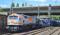 hvle Tiger V330.6 (92 80 1250 003-1 D-HVLE) mit firmeneigenen Schüttgutförderzug am 30.06.18 Bf. Hamburg-Harburg.