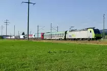 Re 485 014 mit einer Rollenden Landstrasse Richtung Italien, am 1.7.18 bei Kiesen.