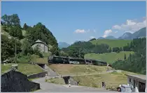 Die MOB Ge 4/4  8003 ist mit ihrem IR 2123  MOB Panoramic , unterwegs von Zweisimmen nach Montreux bei Allières unterwegs.
23. Juni 2018