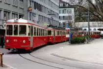 FORCHBAHN FB:
Ein Vierwagenzug wartete im März 1984 in der Wendeschleife Stadelhoferplatz in Zürich auf Fahrgäste.

Leider hat die Forchbahn kein Triebwagen der Serie BDe 4/4 11 bis 16 mit Baujahr 1959 der Nachwelt erhalten!

Soeben habe ich vom Bahnkollegen Jean-Michel Treyvaud zu dieser Aufnahme folgenden interessanten Hinweis erhalten für den ich sehr dankbar bin.

Offenbar existieren (rosten...) noch mehrere Kompositionen in Madagascar. Die Frage nach dem Zustand ist vielleicht eine andere...

Oder wurden alle zwischen 2015 und jetzt abgebrochen? 

Folgende Fahrzeuge wurden 2004 per Schiff transportiert:

Train Urbain de Tananarive (TUT): 

In 2004/05 a number of Swiss private railway companies donated passenger equipment to Antananarivo municipality as part of a project to reopen the Alarobia line as a commuter railway. The electric motor coaches were to have diesel engines installed in the baggage compartments. However, nothing came of this and most of the stock is stored at Tana station (the two ex-FO baggage/postal vans were sold to MADARAIL): 

•	Trognerbahn motor car BDe 4/4 6 (SWP/MFO 1952) shipped in 2005;


•	Forchbahn motor car BDe 4/4 11 – 14 (SWS/MFO 1959) shipped in 2005;


•	Forchbahn motor car BDe 4/4 15 – 16 (SWS/MFO 1966) shipped in 2004;


•	Forchbahn driving trailer Bt 101 (SWS/MFO 1959) shipped in 2004;


•	Forchbahn driving trailers Bt 102 – 106 (SWS/SWP/MFO 1967, new bodies 1975/76) shipped 2004/05.

  
Foto: Walter Ruetsch