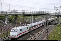 Nachschuss auf 401 ??? als ICE 704 (Linie 18) von München Hbf nach Hamburg-Altona, der in Halle-Ammendorf auf der Neubaustrecke Erfurt–Leipzig/Halle (KBS 580) fährt. Aufgenommen von der Fußgängerbrücke nahe der Europachaussee. [22.4.2018 | 19:01 Uhr]