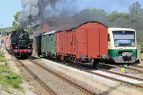 Der historische Zug mit der Dampflok 86 1333 ausfahrend in Bergen auf Rügen nach Lauterbach Mole hat Zeitweise den VT 650 032 ersetzt, der rechts zusehen ist. - 07.07.2018
