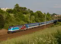 Eine Hommage an die Schnelltriebwagen M 290.001-002  Slovenská Strela  bildet die 380 013 welche zu deren 80 jährigem Jubiläum 2016 beklebt wurde. Besagte Lok war am Abend des 27. Mai 2018 dem EC 274  Jaroslav Hašek  von Budapest-Keleti pu. nach Praha hl.n. vorgespannt, fotografiert bei der Ausfahrt aus Česká Třebová