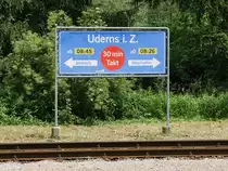 Solche für jedermann verständliche  Fahrplan -Tafeln gibt es an allen Stationen der Zillertalbahn. Ähnliche Schilder würde man sich auch an anderen Strecken wünschen; Uderns, 08.06.2018

