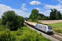 185 697 mit einem Kesselzug am 08.07.2018 bei Langenisarhofen. 