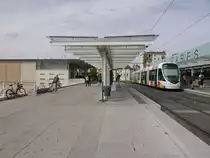 Tram IRIGO-1001 an der Haltestelle Les Gares in Angers, direkt am SNCF-Bahnhof Angers Saint-Loud. Hier überquert die Straßenbahn die Eisenbahn. 
2014-09-16 Angers Les-Gares
