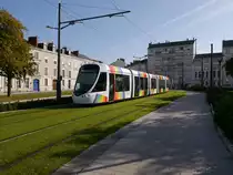 Tram IRIGO-1005 fährt auf Avenue-Denis-Papin unter klassischer Oberleitung.
2014-09-16 Angers