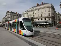 Tram IRIGO-1009 unterwegs in der Innenstadt von Angers. Hier fährt die Straßenbahn mit der unterirdischen Stromzuführung des System APS.


2014-09-16 Angers Place-du-Ralliement 