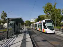 Tram IRIGO-1005 an der südlichen Endhaltestelle Angers-Roseraie der 2011 neu eröffneten Straßenbahn in Angers. Bisher gibt es nur die eine Linie A, aber eine Netzerweiterung befindet sich seit 2017 in der Umsetzung und soll 2022 in Betrieb gehen.

2014-09-16 Angers-Roseraie 

