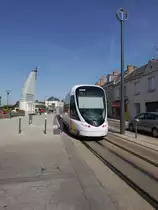 In Avrillé an der Haltestelle Saint-Gilles in der Avenue Pierre Mendès-France fährt Tram IRIGO-1005. Auch hier erfolgt die Stromzuführung mit dem unterirdischen System APS.
Die Kirche Saint-Gilles ist recht ungewöhnlich und der Tramhalt verfügt über einen ausgesprochen hohen Mast mit dem T-Zeichen für die Tramway. 

Avrillé grenzt direkt an Angers und ist die zweitgrößte Stadt der Agglomeration Angers. In Frankreich ist es üblich, dass die Vororte meist selbstständige Gemeinden geblieben sind und in einer verwaltungstechnischen Stadtgemeinschaft mit der Großstadt verbunden sind.

2014-09-16 Avrillé Saint-Gilles