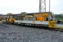 Ein Gleisbaufahrzeug TR 217 (99 86 9281 130-5) mit gut gefüllten Gerätewagen stand Anfang Juni 2018 unweit des Bahnhofes in Aalborg.