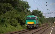 272 405-2 von Vossloh kommt als Lokzug aus Oberhausen-West nach Duisburg-Rheinhausen-Ost-Gbf und fährt gleich in den Güterbahnhof von Duisburg-Rheinhausen-Ost ein.
Aufgenommen vom Bahnsteig in Duisburg-Rheinhausen-Ost. 
Bei Sommerwetter am Nachmittag vom 7.7.2018. 