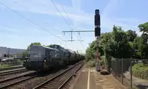 4185 017 von Rheincargo kommt mit einem Kalkmehlleerzug aus Frimmersdorf nach Rohdenhaus und kommt aus Richtung Neuss und fährt durch Duisburg-Rheinhausen-Ost in Richtung Duisburg-Hochfeld-Süd. 
Aufgenommen vom Bahnsteig in Duisburg-Rheinhausen-Ost.
Bei Sommerwetter am Nachmittag vom 7.7.2018.