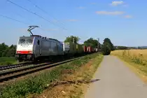 186 448-7  von Railpool kommt aus Richtung Aachen-West und fährt die Gemmenicher-Rampe hochgefahren mit einem langen Containerzug aus Gallarate(I) nach Antwerpen-Oorderen(B) und fährt in Richtung Montzen/Belgien. 
Aufgenommen an der Montzenroute am Gemmenicher-Weg. 
Bei Sommerwetter am Nachmittag vom 8.7.2018.