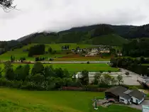 EC219(CHIEMGAU) braust auf der Ennstalbahn seinem nächsten Ziel Schladming entgegen,(im Hintergrund das wolkenverhangene Dachsteinmassiv); 180706