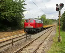 215 018-3 von der EFW kommt mit einem Schotterzug aus Stolberg(Rheinland-Gbf) nach Aachen-West und kommt aus Richtung Stolberg(Rheinland) und fährt durch Aachen-Eilendorf in Richtung Aachen-Rothe-Erde,Aachen-Hbf,Aachen-Schanz,Aachen-West. Aufgenommen vom Bahnsteig 2 in Aachen-Eilendorf. Bei Sommerwetter am Nachmittag vom 9.7.2018.