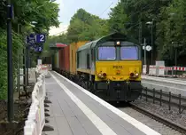 Die Class 66 PB15 von Crossrail  kommt mit einem MSC-Containerzug aus Antwerpen-Krommenhoek(B) nach Germersheim(D) und kommt aus Richtung Aachen-West,Aachen-Schanz,Aachen-Hbf,Aachen-Rothe-Erde und fährt durch Aachen-Eilendorf in Richtung Stolberg-Hbf(Rheinland)Eschweiler-Hbf,Langerwehe,Düren,Merzenich,Buir,Horrem,Kerpen-Köln-Ehrenfeld,Köln-West,Köln-Süd. 
Aufgenommen vom Bahnsteig 2 in Aachen-Eilendorf. 
Bei Sommerwetter am Abend vom 9.7.2018.
