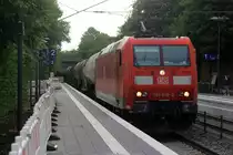 185 016-3 DB kommt mit einem Kesselzug aus Antwerpen-BASF(B) nach Ludwigshafen-BASF(D) und kommt aus Richtung Aachen-West,Aachen-Schanz,Aachen-Hbf,Aachen-Rothe-Erde und fährt durch Aachen-Eilendorf in Richtung Stolberg-Hbf(Rheinland)Eschweiler-Hbf,Langerwehe,Düren,Merzenich,Buir,Horrem,Kerpen-Köln-Ehrenfeld,Köln-West,Köln-Süd. Aufgenommen vom Bahnsteig 2 in Aachen-Eilendorf. 
Bei Sommerwetter am Abend vom 9.7.2018.