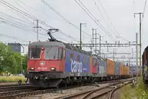 Re 10/10, mit den Loks 620 082-8 und 420 347-7, durchfahren den Bahnhof Pratteln. Die Aufnahme stammt vom 29.06.2018.