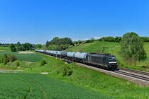 185 572 mit einem Kesselzug am 18.05.2017 bei Fahlenbach. 