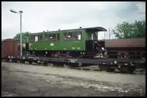 Am westlichen Ortseingang Wernigerode stand am 12.5.1994 dieser Personenwagen des Traditionszuges der HSB auf einem Flachwagen der DR.